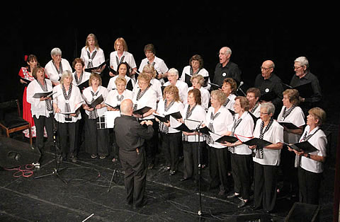 El anfitri&oacute;n, “Grupo Voces Santa Rosa”, dirigido por Adalberto B&iacute;scaro.